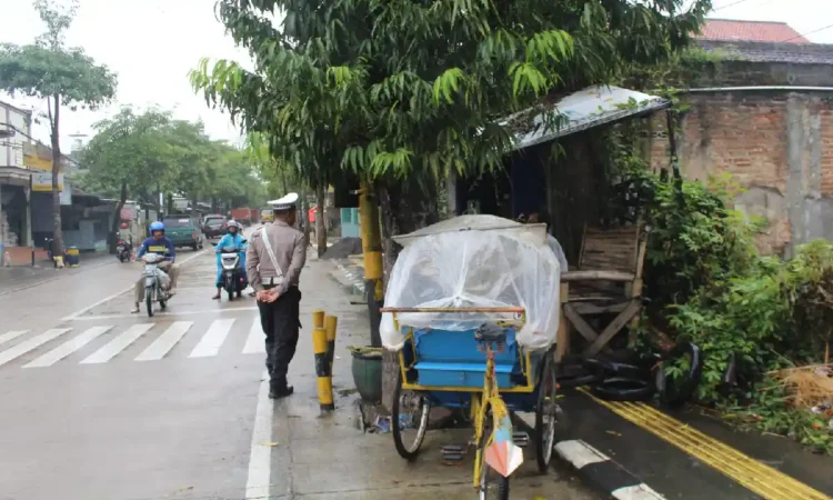 Marak Trotoar dan Bahu Jalan di Trenggalek Tak Sesuai Fungsi