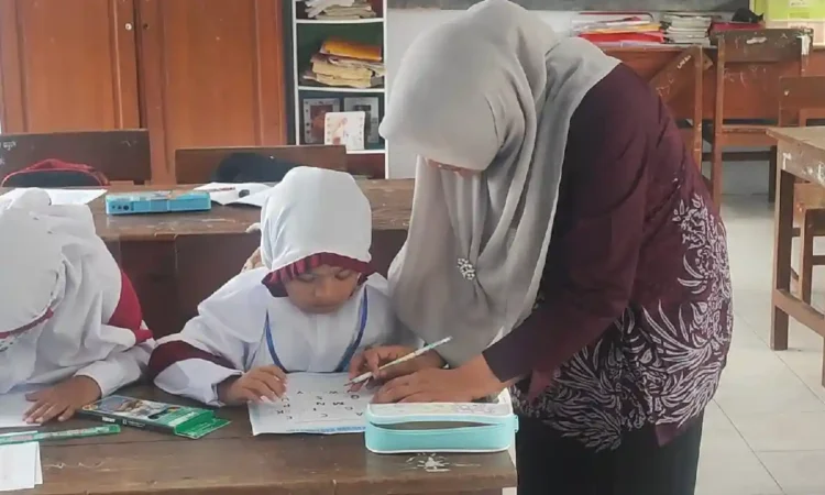 Hanya Dapat Dua Murid Baru, SDN 1 Gembleb Gabungkan Kelas 1 dan 3 Saat MPLS