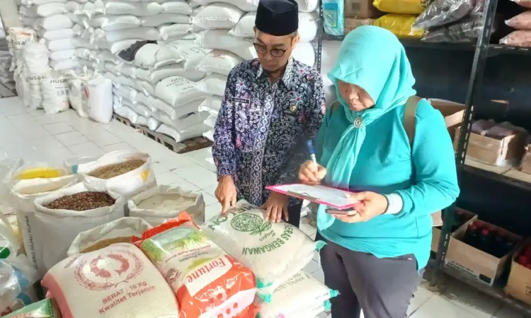 2 Merek Beras Terindikasi Oplosan Ditemukan di Trenggalek
