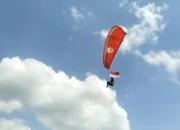 2 Atlet Paralayang Trenggalek Kibarkan Merah Putih di Langit Bukit Durenan