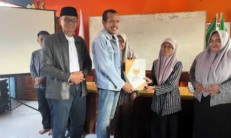 Wabup Trenggalek Serahkan Bantuan untuk Guru Ngaji dan Madin