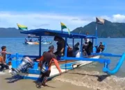Perahu Pejabat Kementerian Berkibar Bendera One Piece Saat Berkunjung di Trenggalek