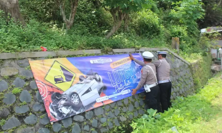 Polres Pasang Imbauan di Jalur Rawan Longsor Trenggalek-Ponorogo