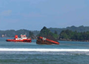 Kapal Tongkang Pengangkut Batu Bara Terdampar di Pantai Konang Trenggalek