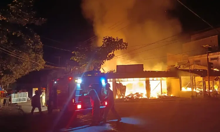 3 Kios di Kampak Trenggalek Terbakar, Kerugian Capai Rp 500 Juta