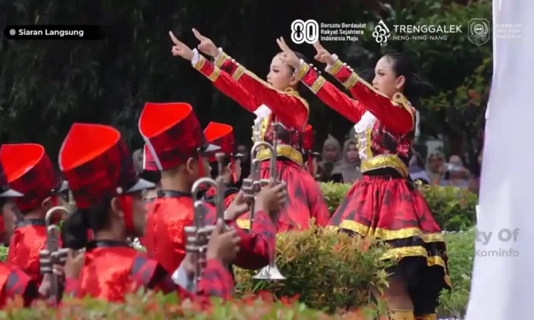Marching Band SMPN 1 Trenggalek Meriahkan Penurunan Bendera HUT RI