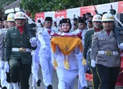 Aura Negra Talisa Pembawa Baki Bendera HUT RI ke-80 di Trenggalek