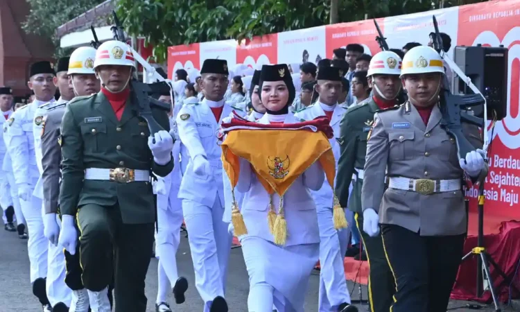 Aura Negra Talisa Pembawa Baki Bendera HUT RI ke-80 di Trenggalek