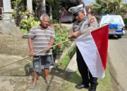 Polres Trenggalek Bagikan Bendera Merah Putih Gratis
