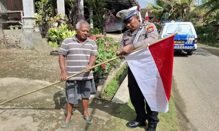 Polres Trenggalek Bagikan Bendera Merah Putih Gratis