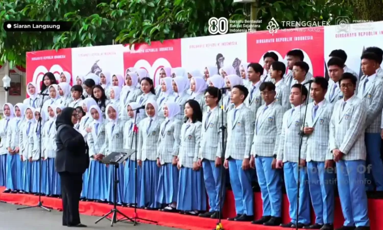 Paduan Suara SMAN 1 Trenggalek Sukses Iringi Upacara HUT ke-80 RI