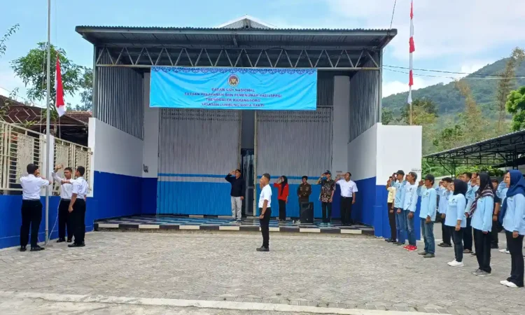 Staf dan Relawan SPPG Karangsoko Trenggalek Gelar Upacara HUT ke-80 RI