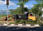 Macet dan Debu Dampak Pengerukan Sedimentasi Sungai Ngasinan Trenggalek Meresahkan