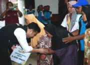 Wagub Jatim Emil Dardak Salurkan Bansos untuk Warga Trenggalek