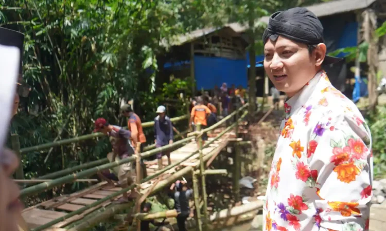 Jembatan Kangkung di Trenggalek Ambruk, Bupati Nur Arifin Tinjau Lokasi