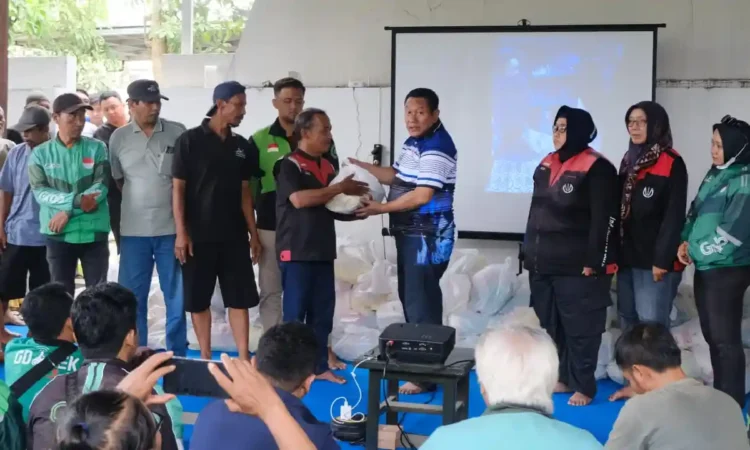 Peringati HUT ke 24, DPC Demokrat Trenggalek Bagi-bagi Sembako dan Santuni Anak Yatim