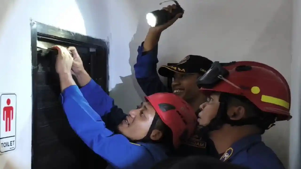 Pengunjung Cafe Terkunci