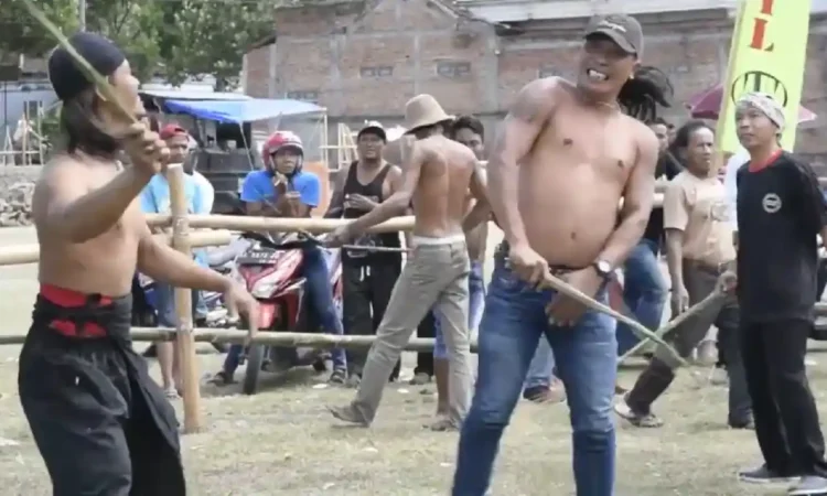 Ritual Tiban Trenggalek, Tradisi Tanding Cambuk untuk Memohon Hujan