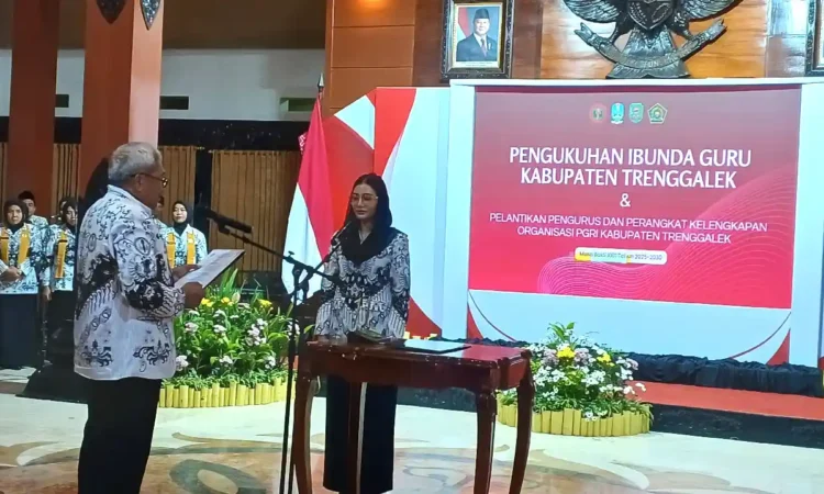 Novita Hardini Dikukuhkan Jadi Bunda Guru PGRI Kabupaten Trenggalek 2025–2030
