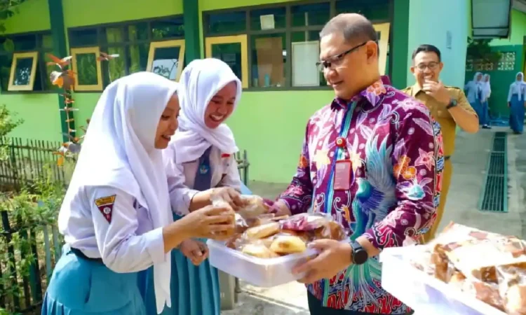 Sidak Kadis Pendidikan Jatim di Trenggalek, Ingatkan Transparansi dan Bebas Pungli