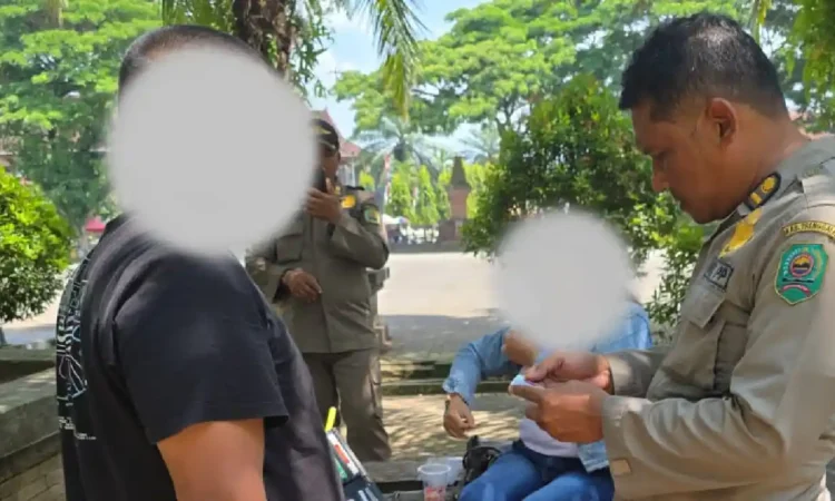 Berbuat Mesum di Alun-Alun Trenggalek, Satpol PP Tertibkan Sepasang Pria dan Wanita