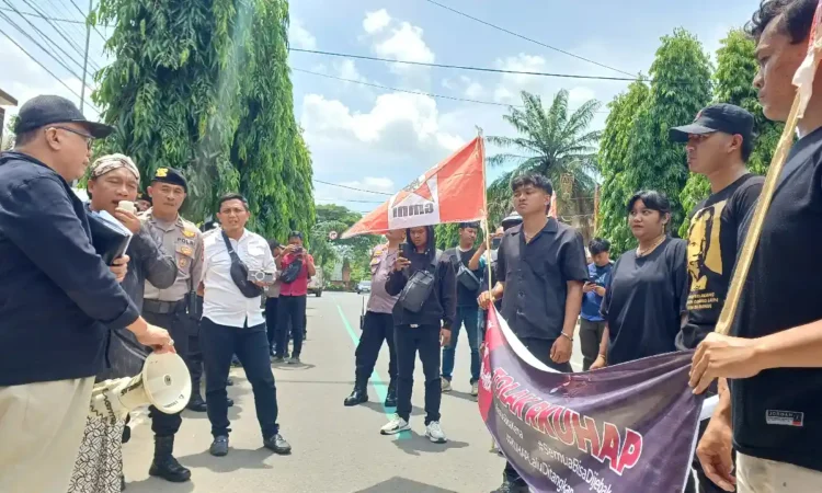 DPRD Trenggalek Siap Teruskan Aspirasi GMNI Menolak Pengesahan KUHAP