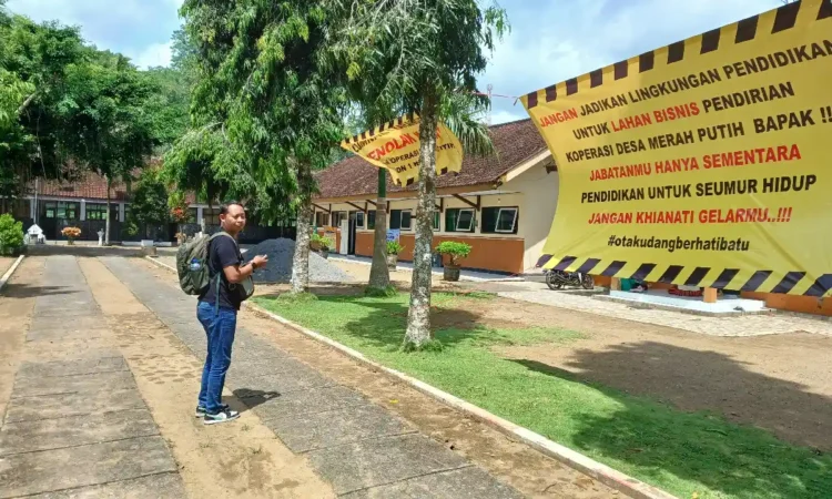 Muncul Banner Siluman Menolak Pendirian Koperasi Desa, Kades Karangrejo Trenggalek: Lahan SD Itu Aset Desa
