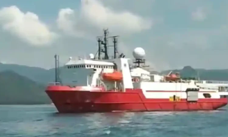 Survei Potensi Migas, Kapal PHE Jambi Merang Terlihat di Perairan Trenggalek
