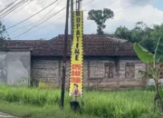 Jalan Jadi Langganan Banjir, Warga Wonocoyo Sindir Bupati dan DPRD Trenggalek Lewat Banner