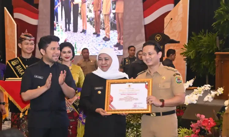 Pembinaan Siskamling Terpadu Merah Putih Bupati Trenggalek Raih Penghargaan Terbaik