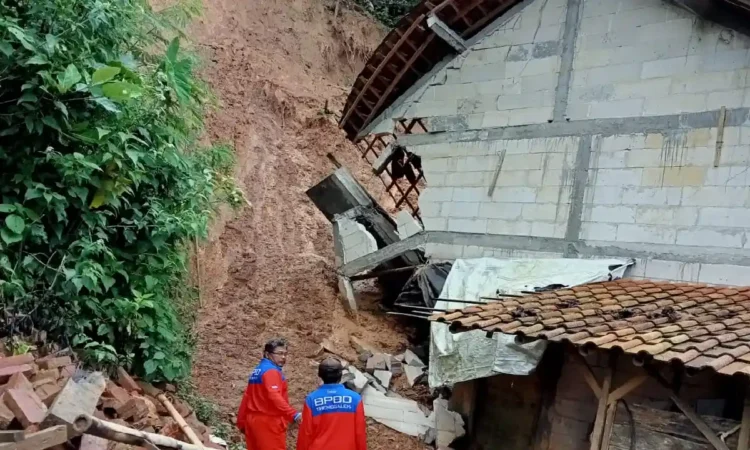 Bencana Tanah Longsor di Trenggalek Robohkan Rumah Warga, Penghuni Mengungsi