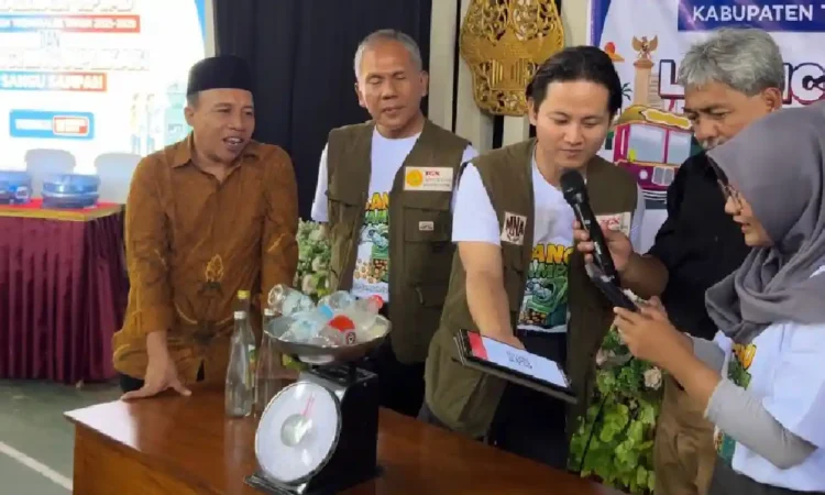 Bupati Trenggalek Luncurkan Program Sangu Sampah untuk Pelajar dan Santri