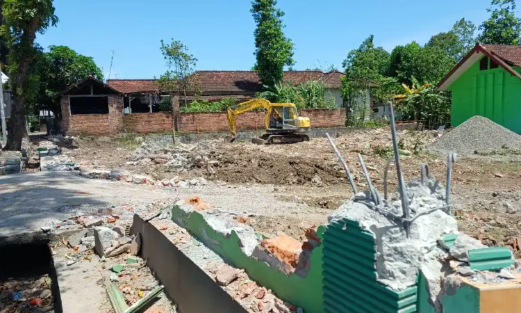 Gedung Perpustakaan SDN 1 Kamulan Trenggalek Dibongkar untuk Dirikan Gerai KDMP