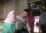 Kapolres Trenggalek Rombak Rumah Berdinding Kayu Beralaskan Tanah Milik Warga Puyung