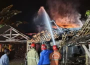 Atap Tempat Pembakaran Genteng Terbakar, Damkar Trenggalek Kerahkan Tiga Unit Armada