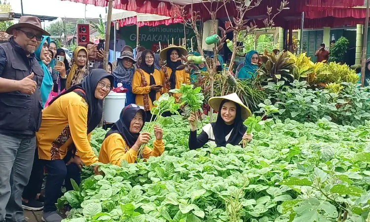 Program Sarinah, Gagasan Novita Hardini Ajak Perempuan Trenggalek Olah Sampah Bernilai Ekonomi