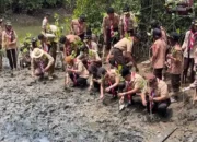 Tanam Mangrove di Pantai Cengkrong Trenggalek, Gubernur Khofifah Berpesan Jaga Lingkungan