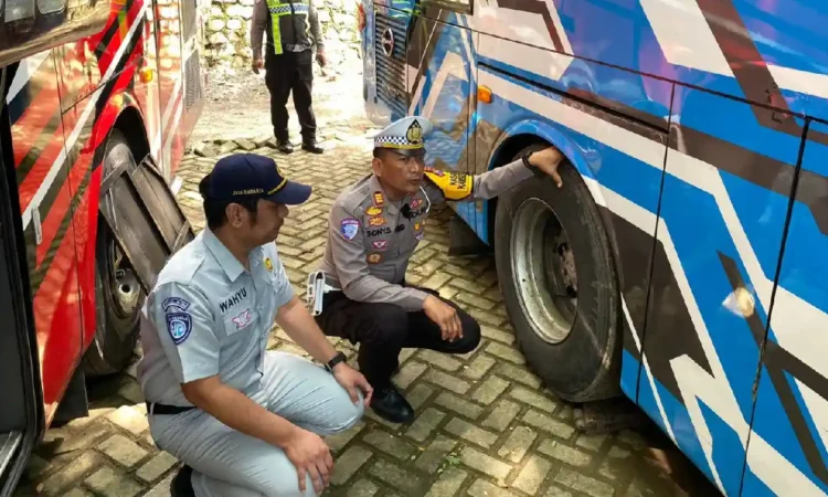 Polres Trenggalek Gelar Ramp Check Kendaraan di Hari Pertama Operasi Lilin Semeru 2025