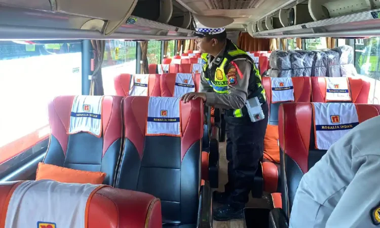 Polres Trenggalek Intensifkan Ramp Check Angkutan Umum Jelang Arus Balik Nataru