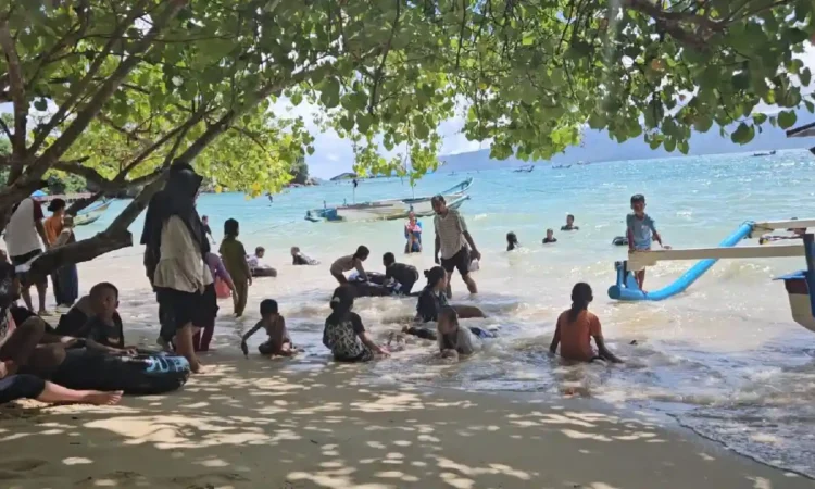 Ribuan Wisatawan Serbu Pantai Trenggalek, Pengunjung Soroti Kemacetan di Pintu Masuk