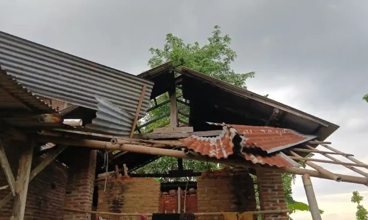 Angin Kencang di Trenggalek Akibatkan 5 Rumah Warga Rusak