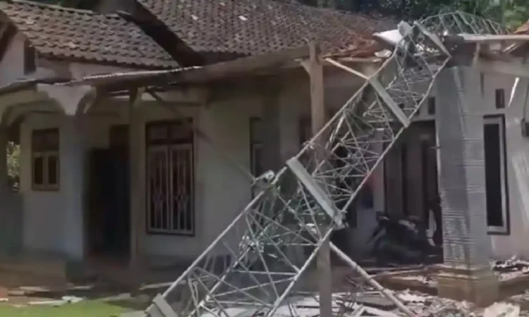 Dua Tower Telekomunikasi di Trenggalek Roboh Akibat Angin Kencang, Tak Ada Korban Jiwa