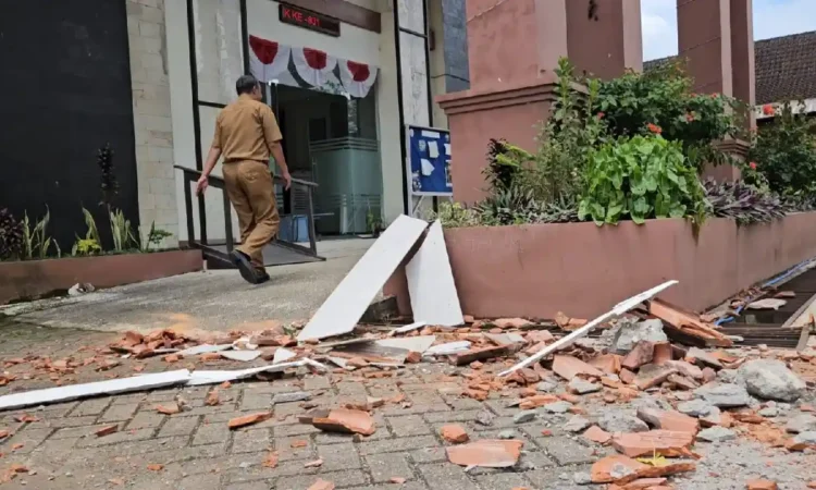 Dampak Gempa Pacitan, Kantor Kecamatan Dongko Trenggalek Rusak