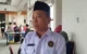 Pria berpakaian resmi di ruangan