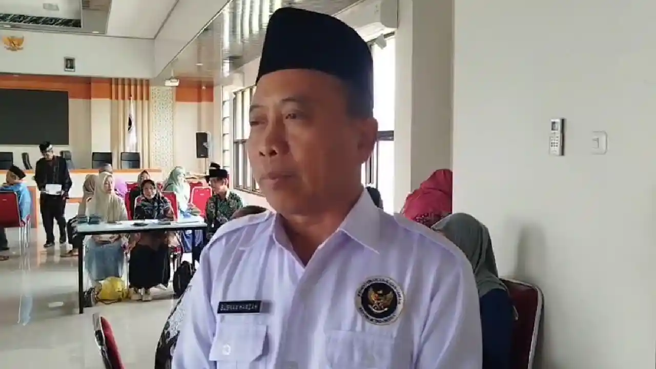 Pria berpakaian resmi di ruangan