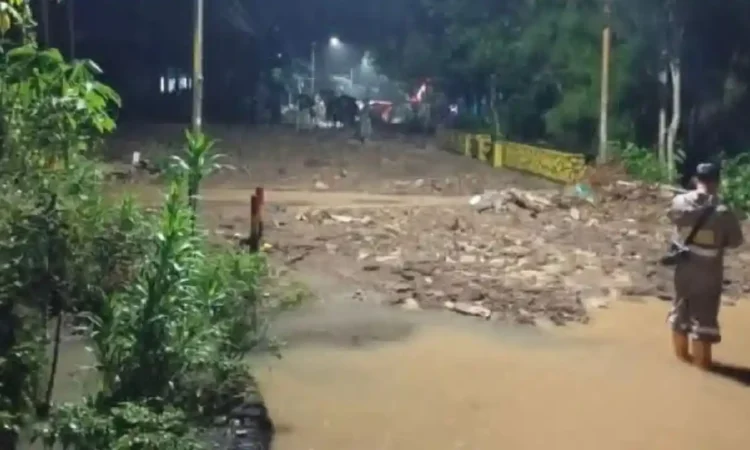 Banjir Lumpur dan Longsor Tutup Jalur Bandung-Prigi Trenggalek, Enam Rumah Warga Terdampak