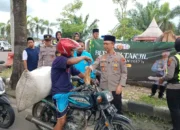 250 Paket Takjil Dibagikan Polres Trenggalek Kepada Pengendara untuk Buka Puasa