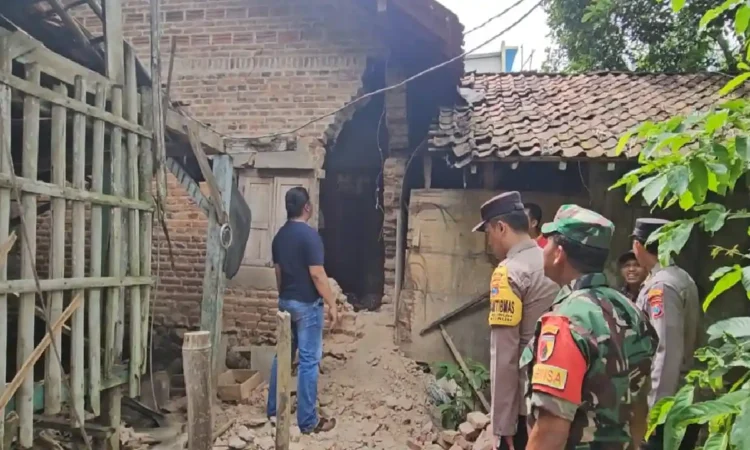 Dampak Gempa Pacitan, Warga Trenggalek Tetap Bertahan di Rumah Meski Kondisi Rusak