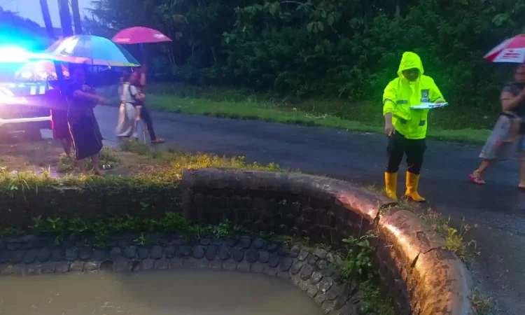 Warga Trenggalek Digegerkan Penemuan Pengendara Motor Tewas di Dam Cangkring