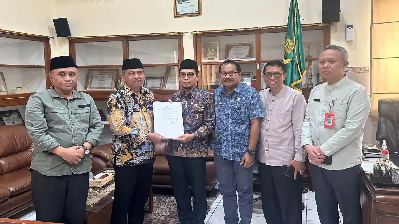 Penyerahan SK Plt Kepala Dinas Pendidikan Kabupaten Trenggalek oleh Sekretaris Daerah.